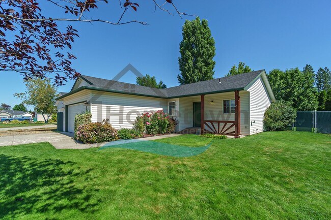 Foto del edificio - 3 Bedroom 2 Bathroom Home with Attached 2 ...