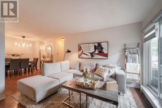 Photo du bâtiment - 1450 Glen Abbey Gate