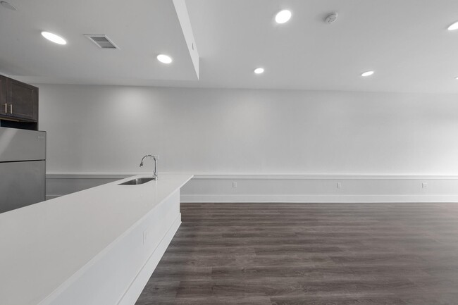 Building Photo - 660 Grand St