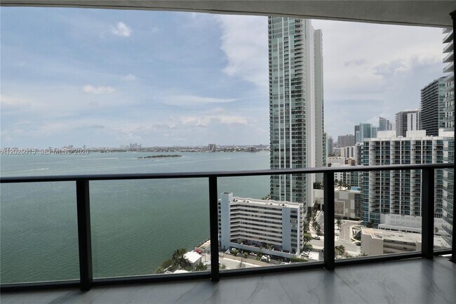 Foto del edificio - 650 NE 32nd St