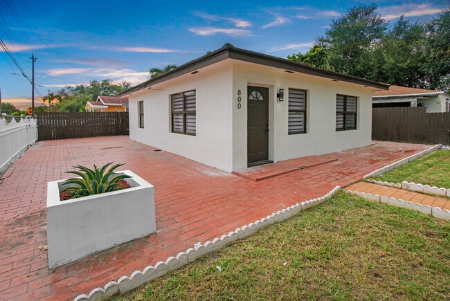 Foto del edificio - 800 NW 101st St