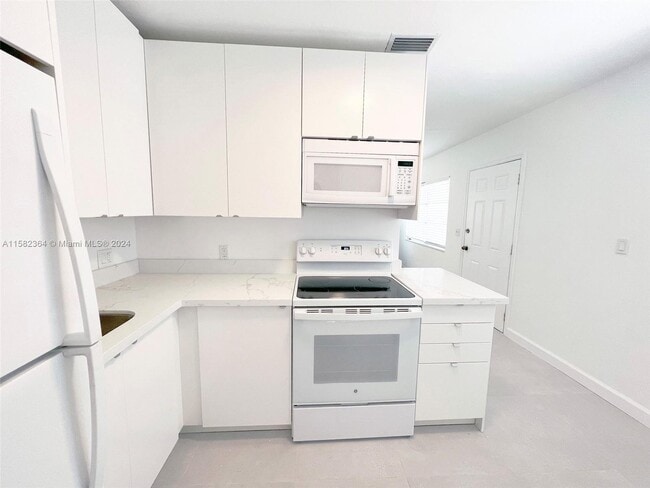 Building Photo - 545 NE 64th St