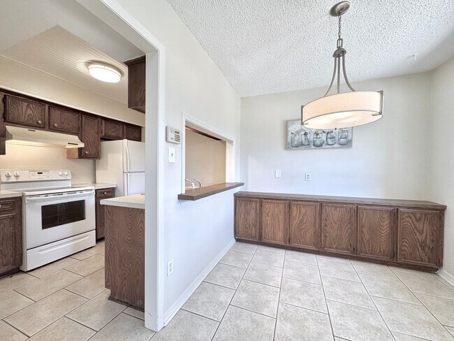 Building Photo - Well-Appointed 2BR/2BA Home in Sharlo Subd...