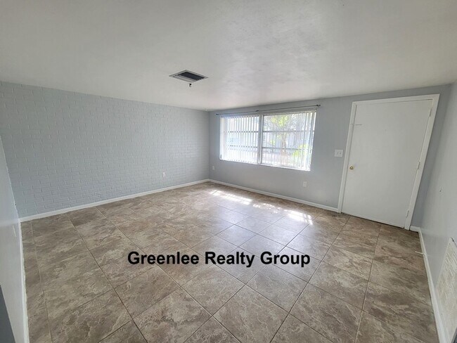 Building Photo - Spacious 2 Bed/ 1 Bath Triplex Apt. Trash and Lawn Included!