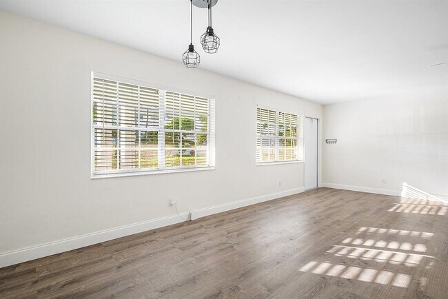 Foto del edificio - 2455 NE 51st St