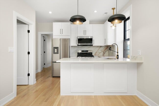 Building Photo - 4153 N Hermitage Ave