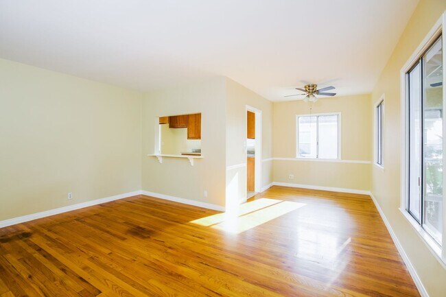 Foto del edificio - **LAKEWOOD HOME** THREE BEDROOMS-ONE BATH** $3950.00