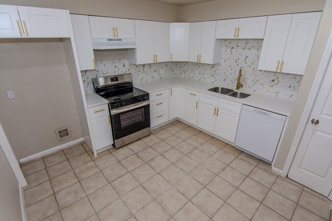 Building Photo - 2611 Ashington Dr