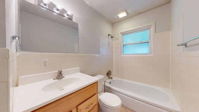 Foto del edificio - 3 BEDROOMS, 1 FULL BATHROOM + 2 CAR Carport Beautiful Single Family house available to show NOW f...