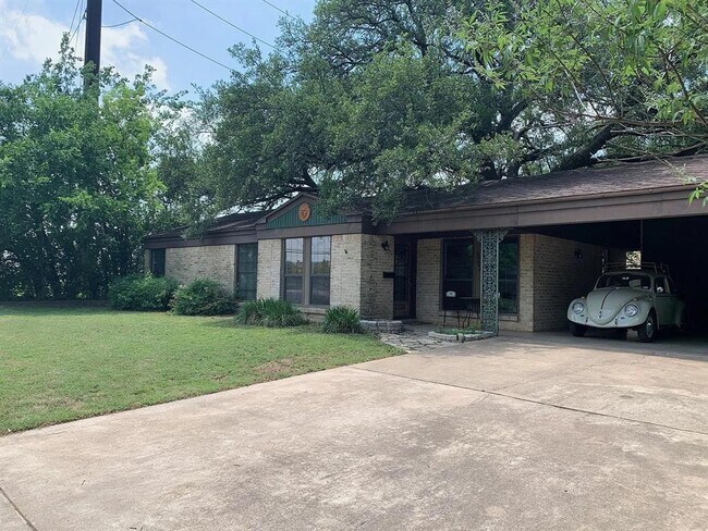 Foto del edificio - 5702 Fairlane Dr