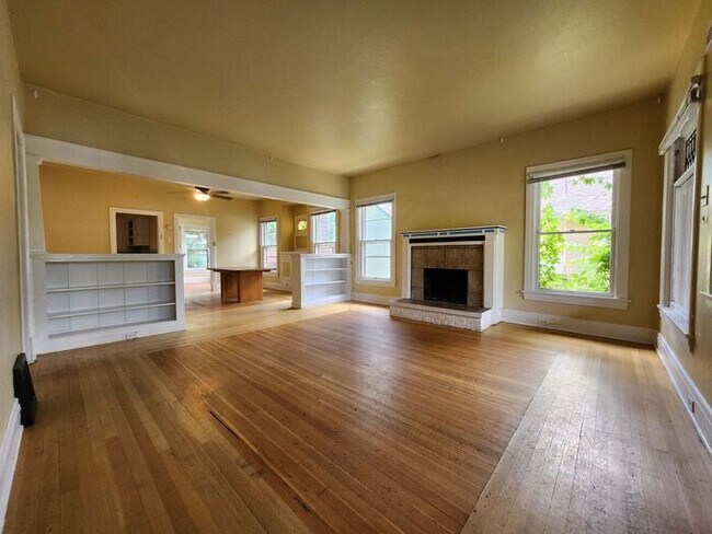 Foto del edificio - Victorian Home Downtown – Available NOW, 6 Month Leases Available! MOVE-IN SPECIAL