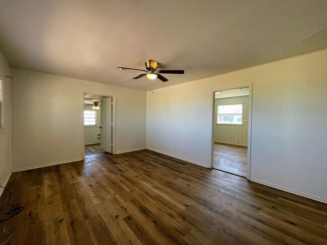 Foto del edificio - Cozy 3-Bedroom Home with Spacious Front Porch – Perfect for Small Families!