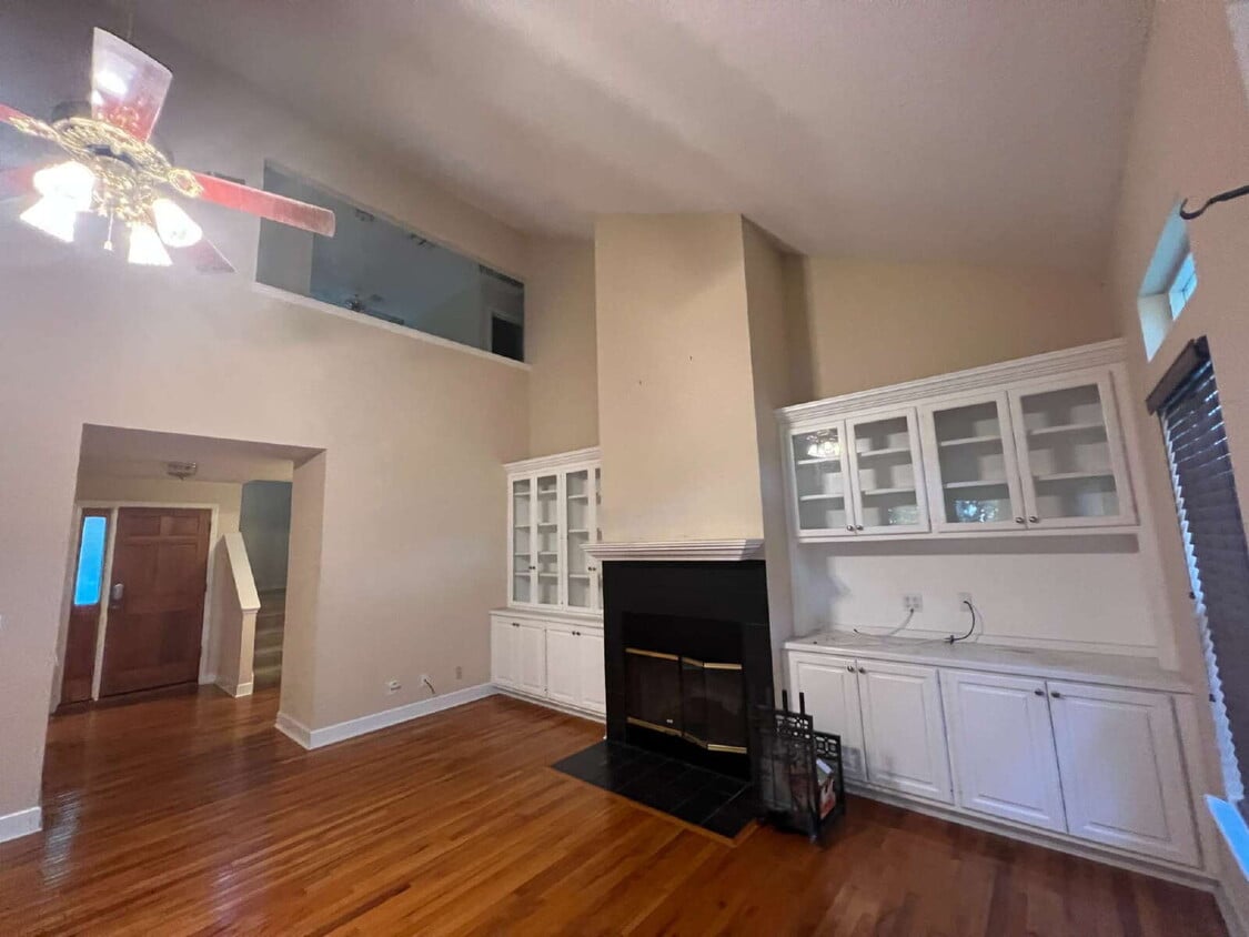 Massive 3 Bedroom 2.5 Bathroom Single-Family Home with Real Hardwood Floors and a Huge Two-Car Ga... - Massive 3 Bedroom 2.5 Bathroom Single-Family Home with Real Hardwood Floors and a Huge Two-Car Ga...