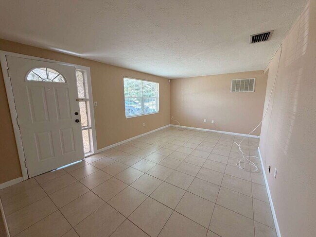 Foto del edificio - "Charming 2-Bed, 1 -bath in Holiday, FL - Cozy 864 Sq Ft Gem!"