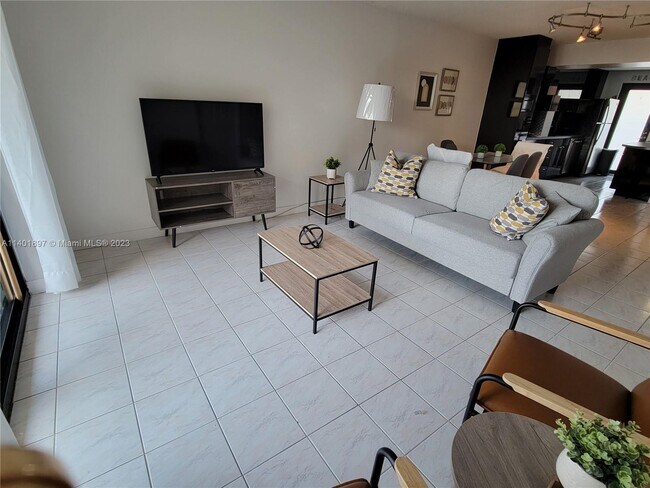 Building Photo - 801 N Ocean Blvd