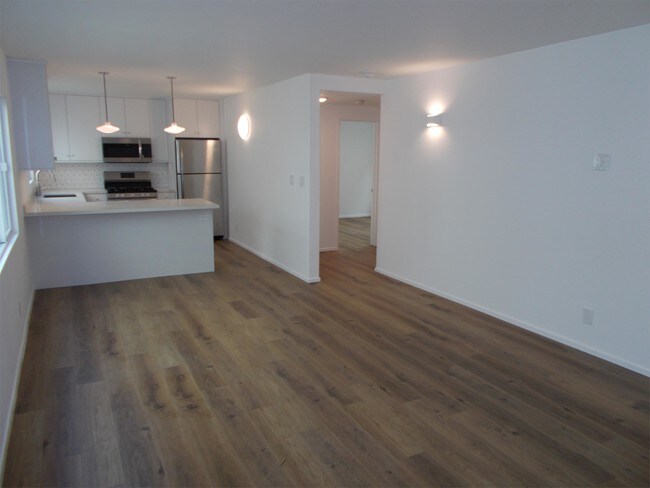 Foto del edificio - 925 W Balboa Blvd