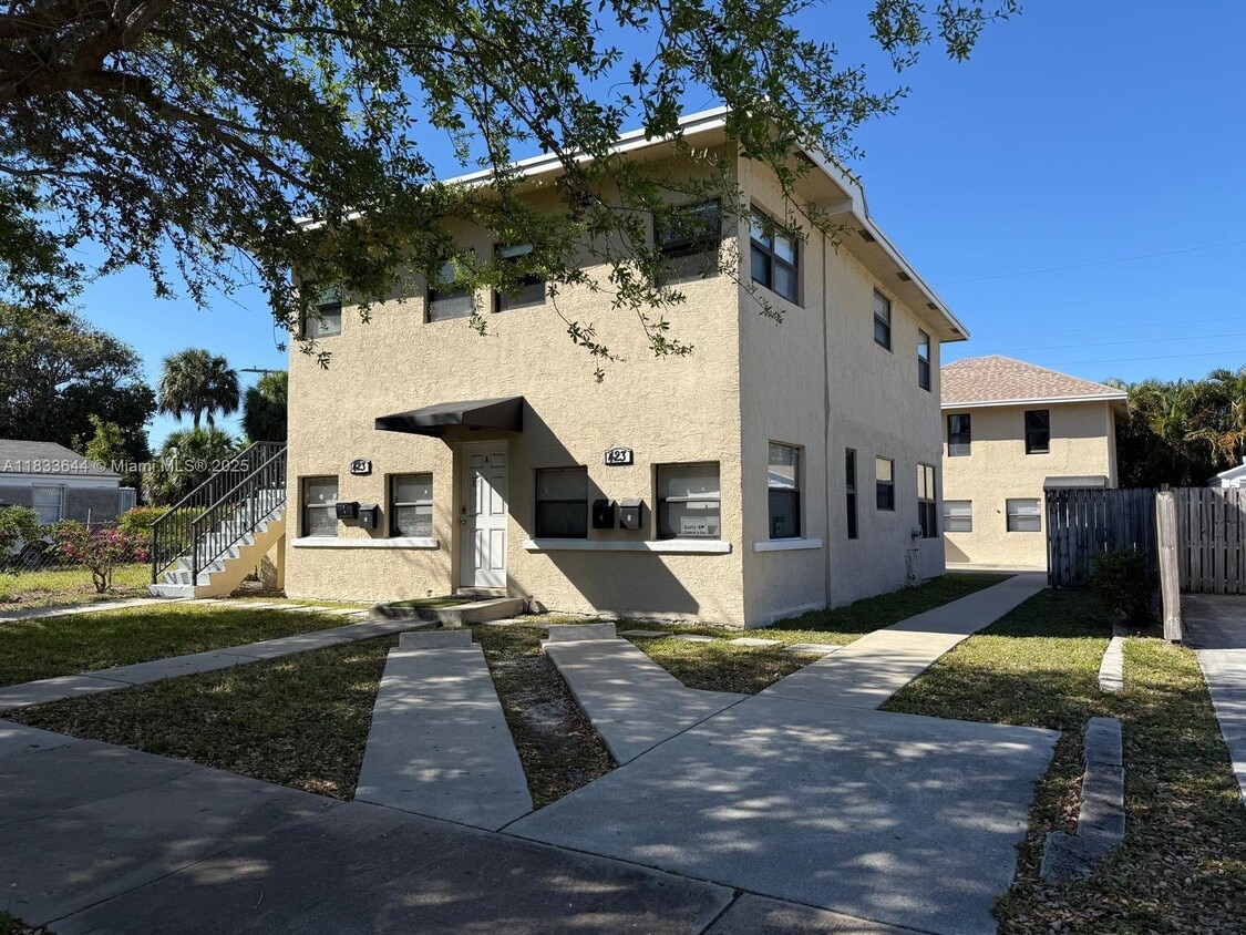 Primary Photo - 423 53rd St