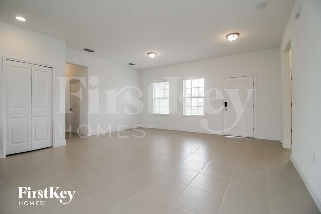 Foto del edificio - 653 Parakeet Ct