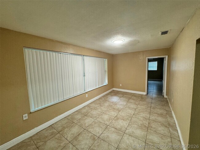 Building Photo - 2091 Oleander Dr