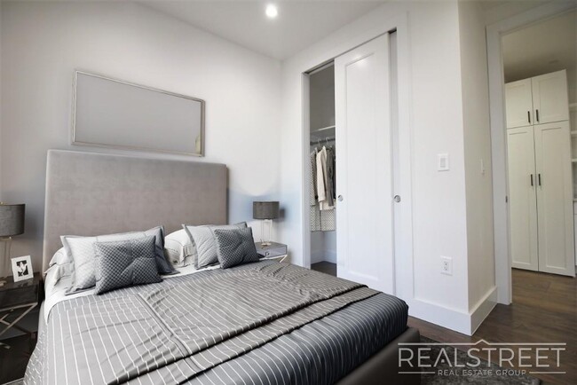 Foto del edificio - Stunning Brand New 2 BED with W/D in unit!