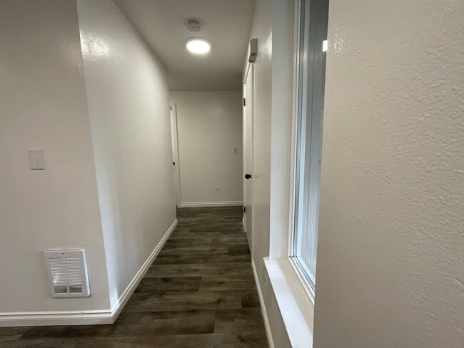 Building Photo - Beautiful 3 Bedroom 2 Bath Home at Lawrence Lake!