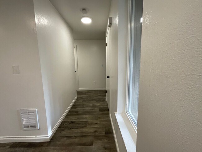 Foto del edificio - Beautiful 3 Bedroom 2 Bath Home at Lawrence Lake!