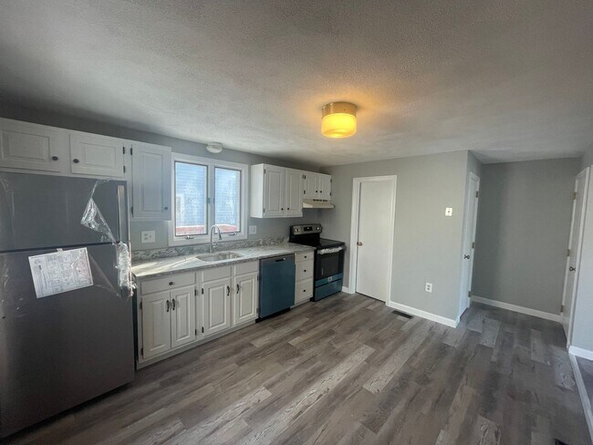 Building Photo - |Pet Ok Updated Lawrence Apt! | 2 Bed+Offi...