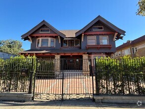 Building Photo - 2618 Kenwood Ave