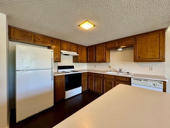 Building Photo - Townhome