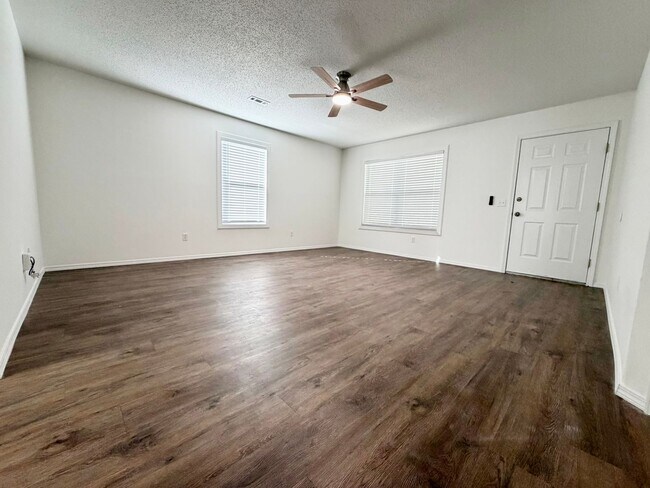 Foto del edificio - ***5905 B Sara Street***