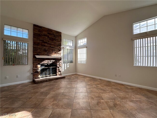 Foto del edificio - 2053 Smoketree Village Cir