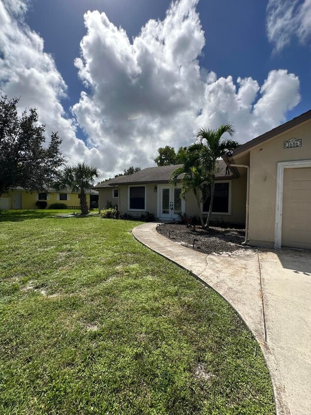 Primary Photo - 1686 SE Trumpet Ln