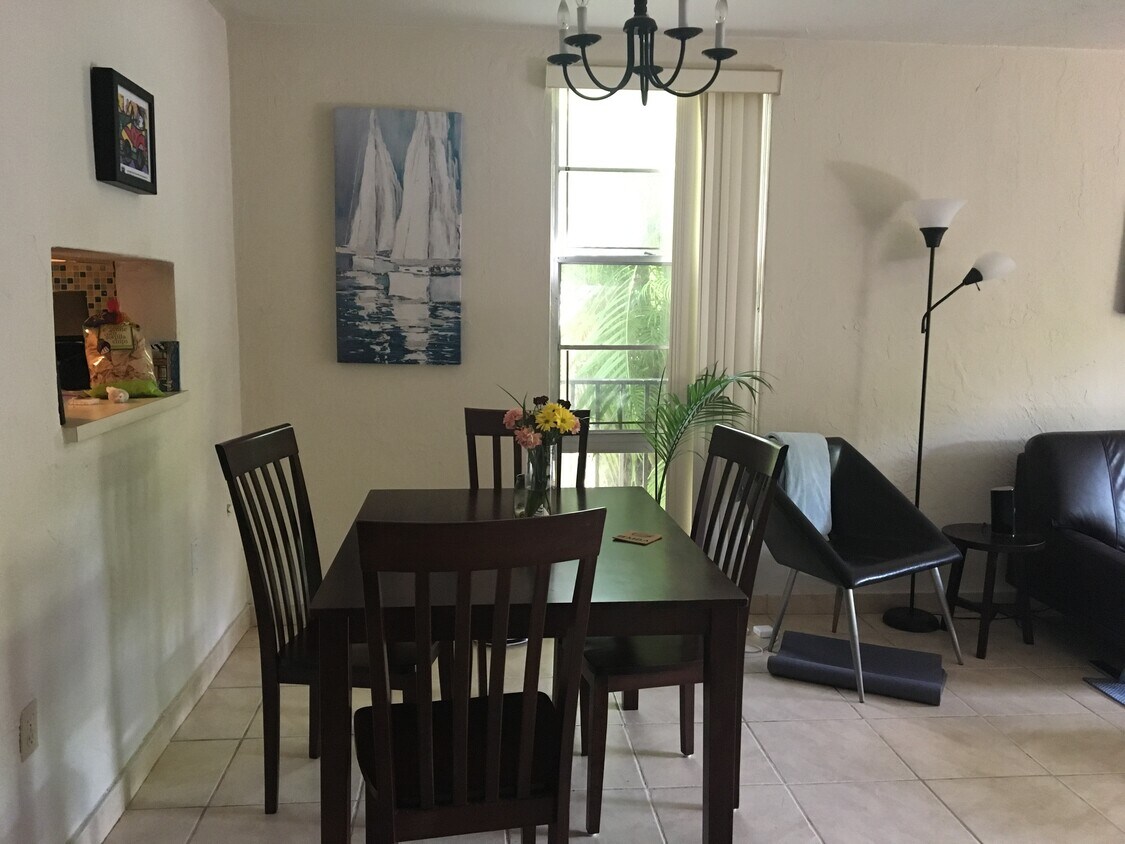 breakfast area - 6884 N Kendall Dr