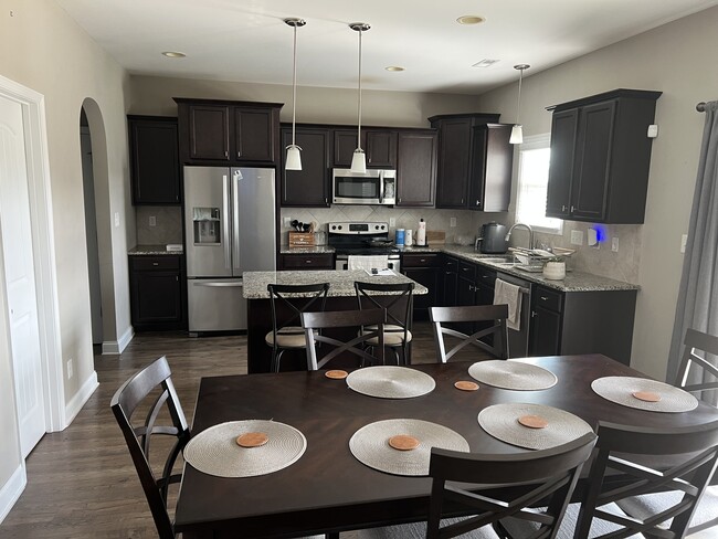 Cocina y comedor - 4035 Pleasantburg Dr