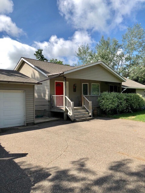 Foto del edificio - 3 Bedrooms, 2.5 Bathrooms Single Family Home in Crosby, MN w/2.5 car insulated garage