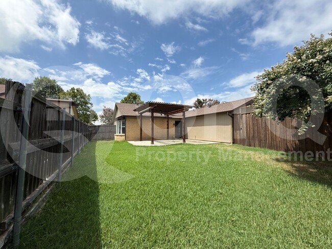 Foto del edificio - 2929 Holy Cross Ln