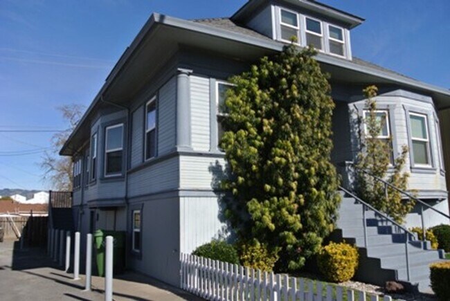 Foto del edificio - Charming Craftsman-Style 2BD/1BA Duplex – ...