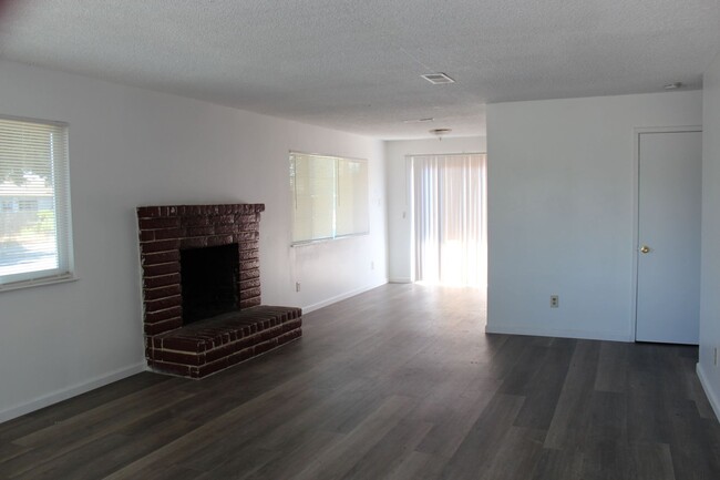 Foto del edificio - Back On the Rental Market 2 Bedroom Tri-Pl...