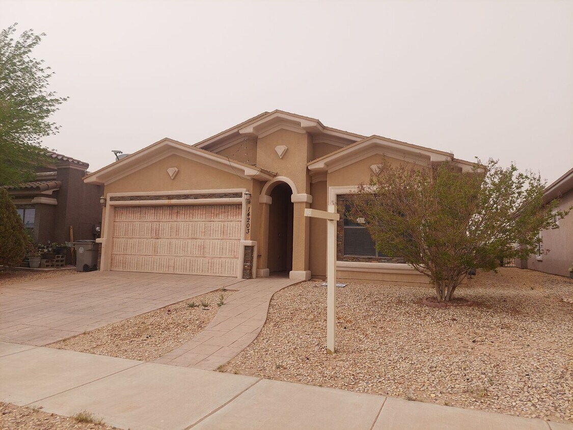 Foto principal - 3 bedroom 2 bathroom beautiful rental ! Av...
