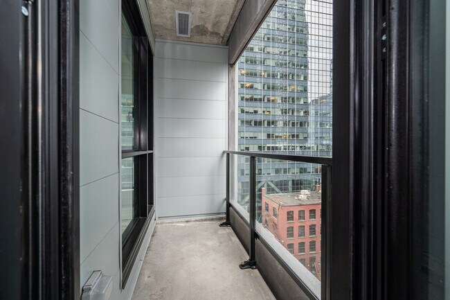 Building Photo - 4171 Rue de la Montagne