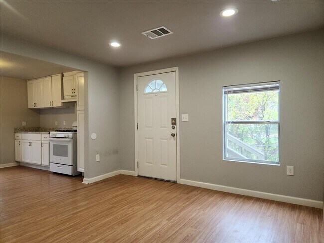 Building Photo - 1708 Singleton Ave