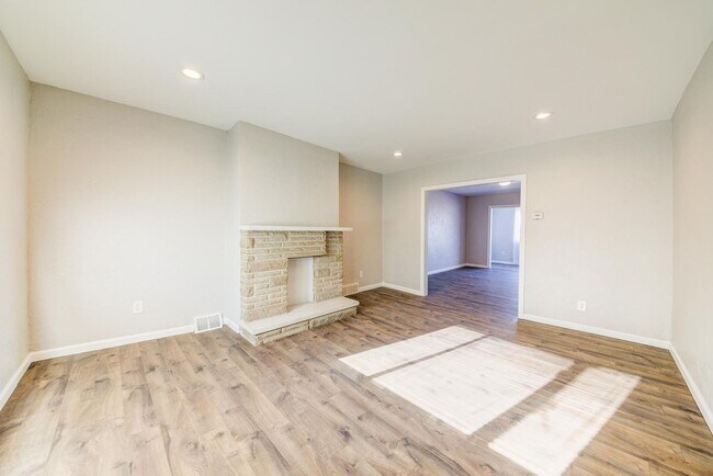 Foto del edificio - SCORE 50% OFF 1ST MONTH'S RENT IF SIGNED BY JUNE 19! Stunning 3 bedroom home in Brookline availab...