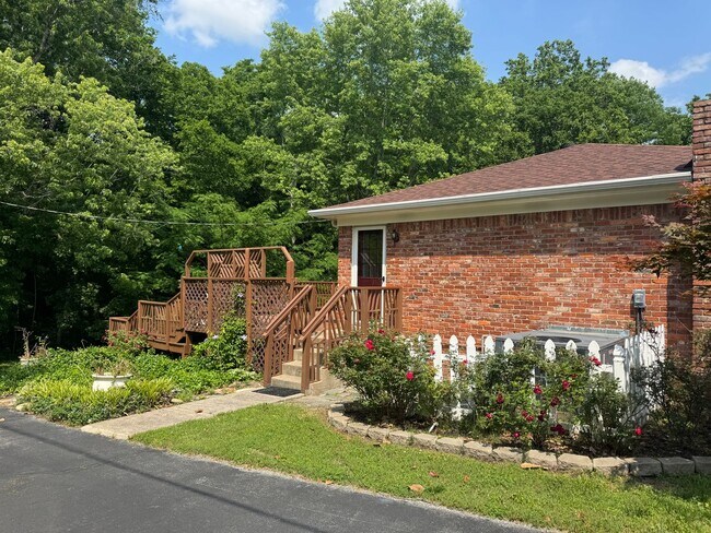 Foto del edificio - Beautiful 3 Bed 3 Bath Home nestled in St. B!