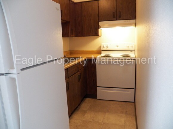Building Photo - Clark St 2 bedroom in Hiawatha!