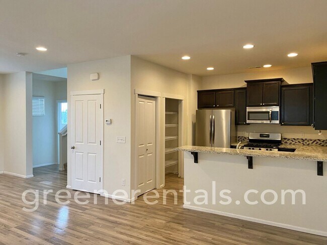 Foto del edificio - 4BR 3.5BA 3-Story BEAUTIFUL Home in Hawks ...