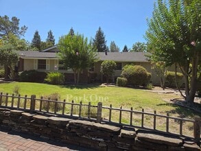 Building Photo - 2994 Roundhill Rd
