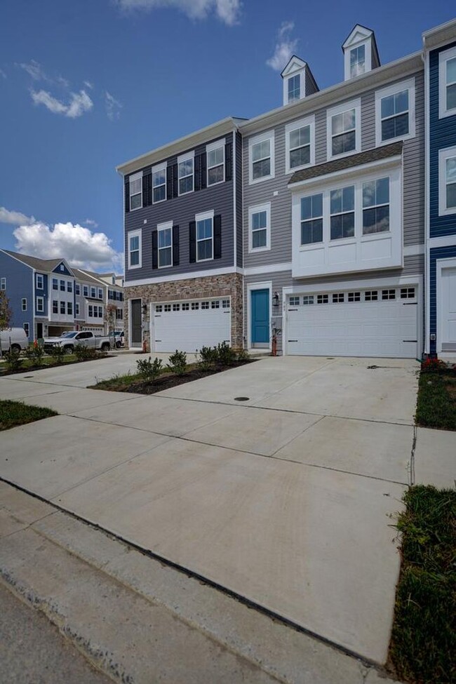 Building Photo - **Spacious 4-Bedroom Townhome in Middletow...