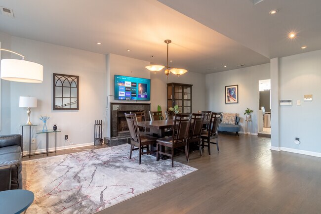 Foto del edificio - 2743 N Greenview Ave