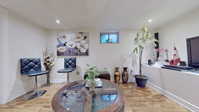 Building Photo - 139 Ranee Av