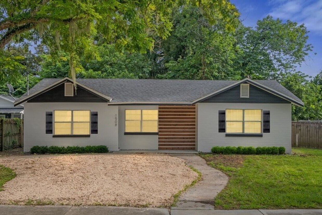 Foto principal - Brand New Updated Home